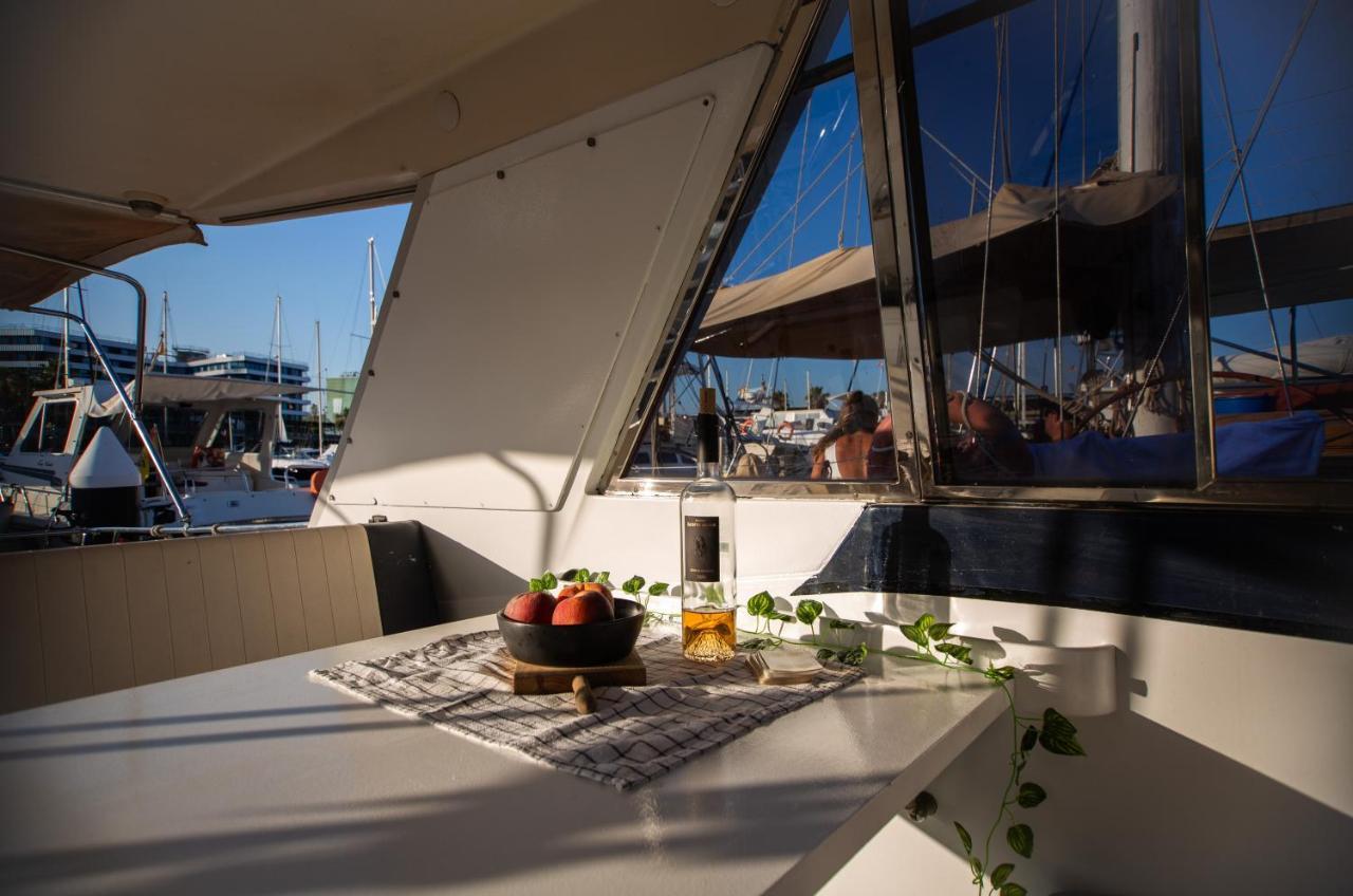 Magno II Boat Hotel Sant Adria de Besos Exterior photo