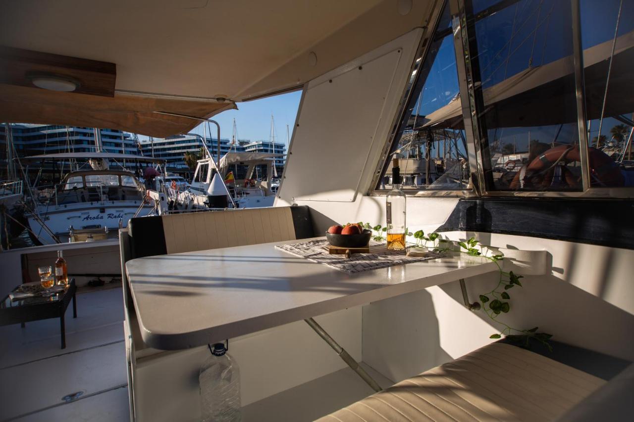 Magno II Boat Hotel Sant Adria de Besos Exterior photo